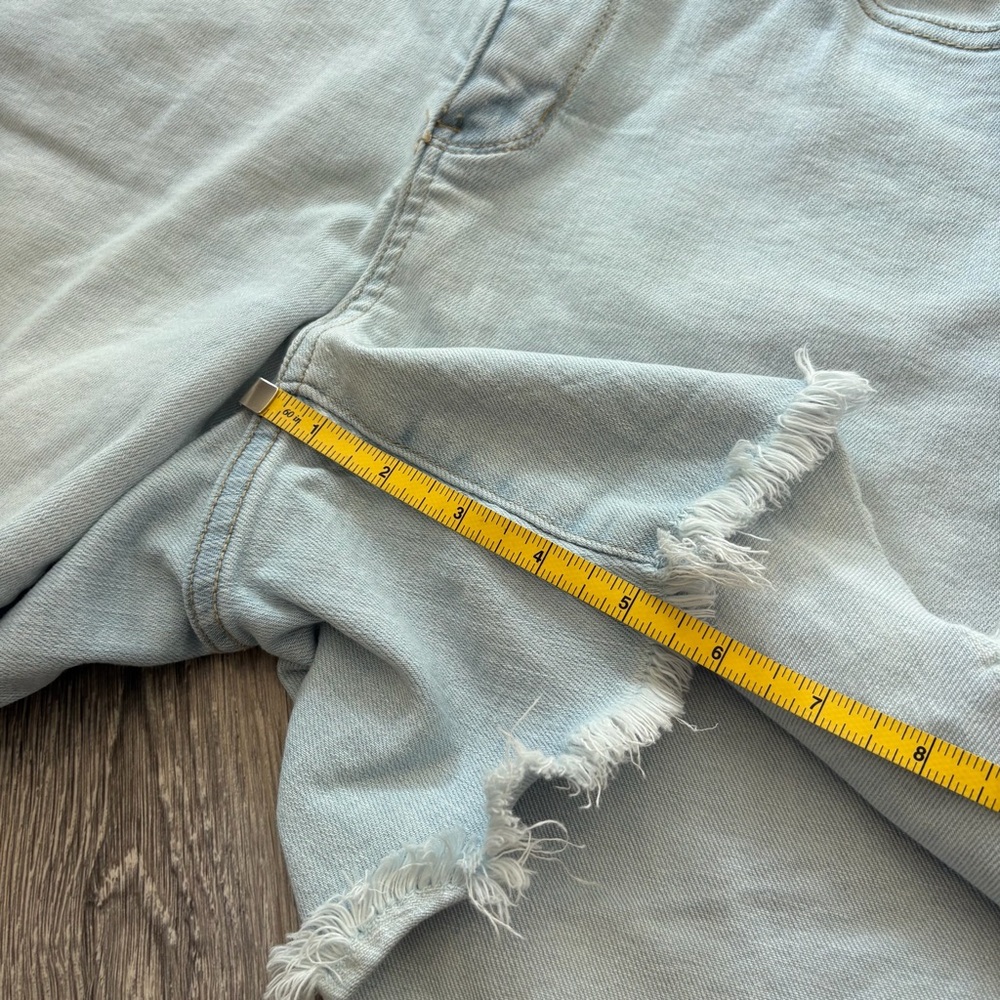 Judy Blue Size 1XL Light Wash Distressed Denim Shorts Frayed Hem High Rise - Picture 7 of 7